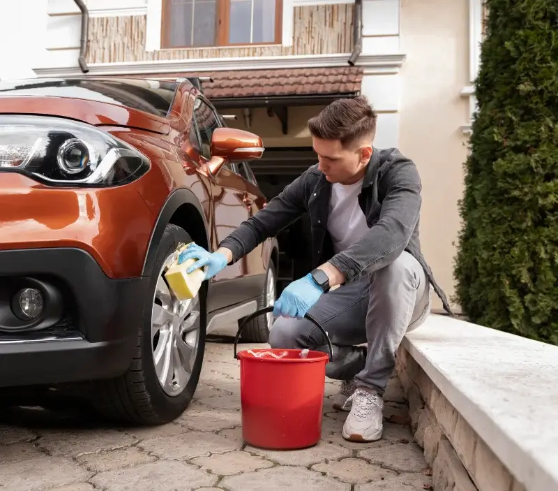 Lavage auto à domicile Bonnières-sur-Seine : professionnel intervenant sur un véhicule